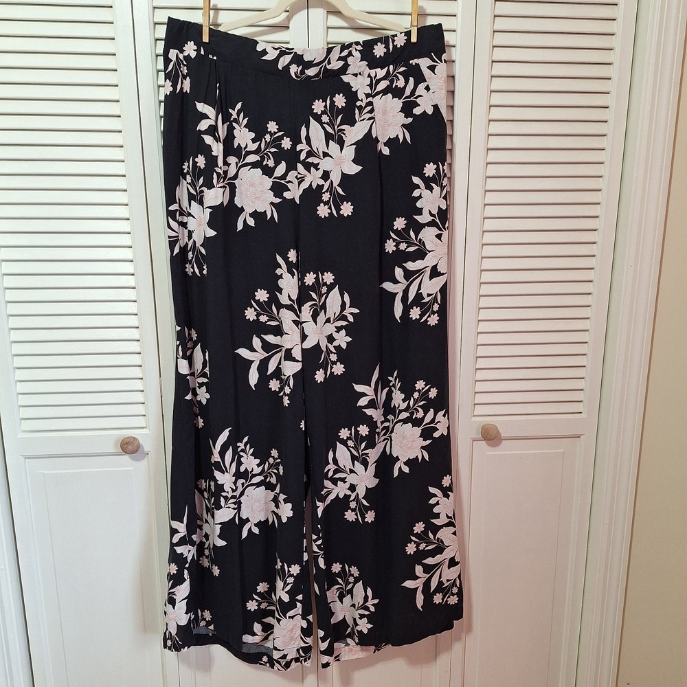 Torrid High‎ Rise Pull On Wide Leg Pant Womens Size 3 US 24/26 Pleated Pockets